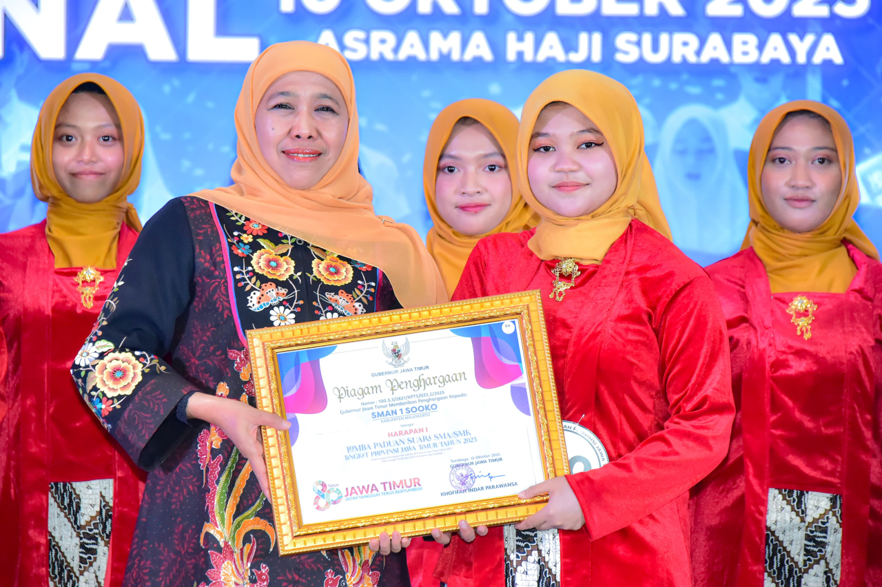 Gubernur Jawa Timur Khofifah Indar Parawansa memberikan penghargaan kepada siswa juara lomba paduan suara SMA/SMK di Asrama Haji Sukolilo Surabaya. (Foto: Adpim for kabarhit)