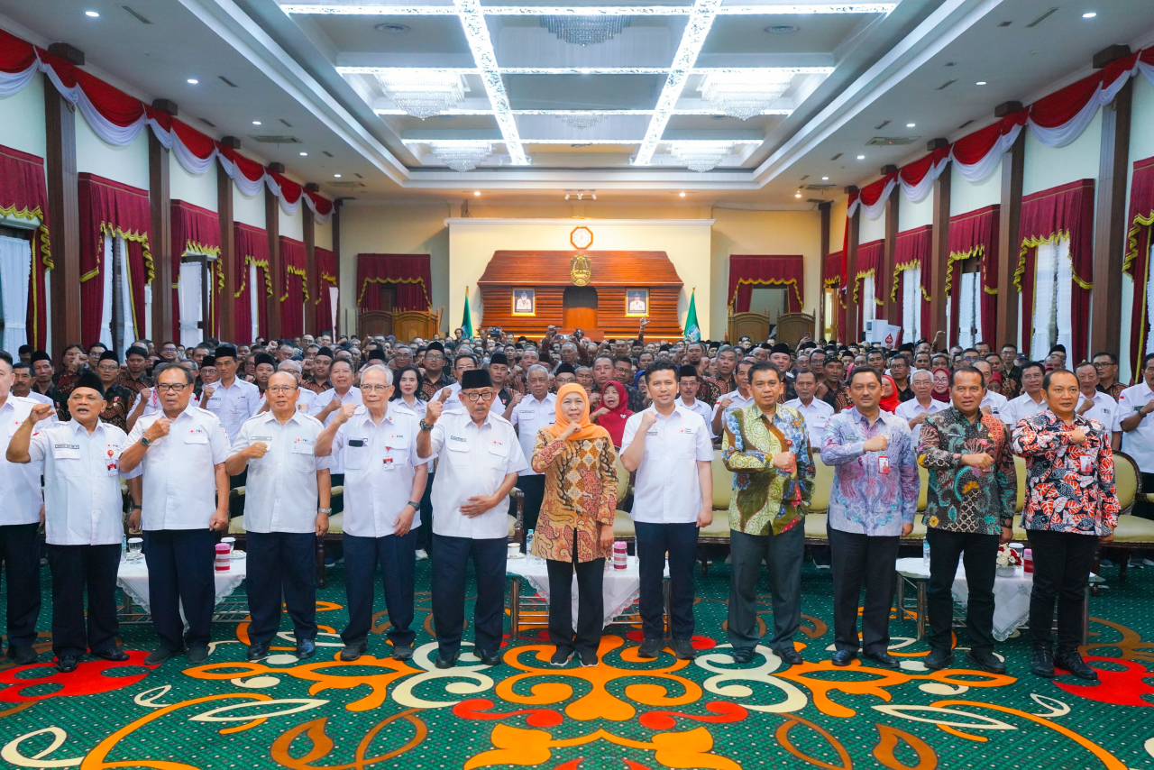 Gubernur Khofifah Serahkan Penghargaan Bagi 604 Pendonor Darah Sukarela 75 Kali