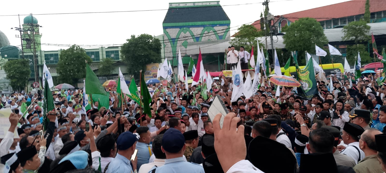 Ribuan puluhan Aliansi Santri Nderek Kiai Geruduk kantor DPRD Jatim.