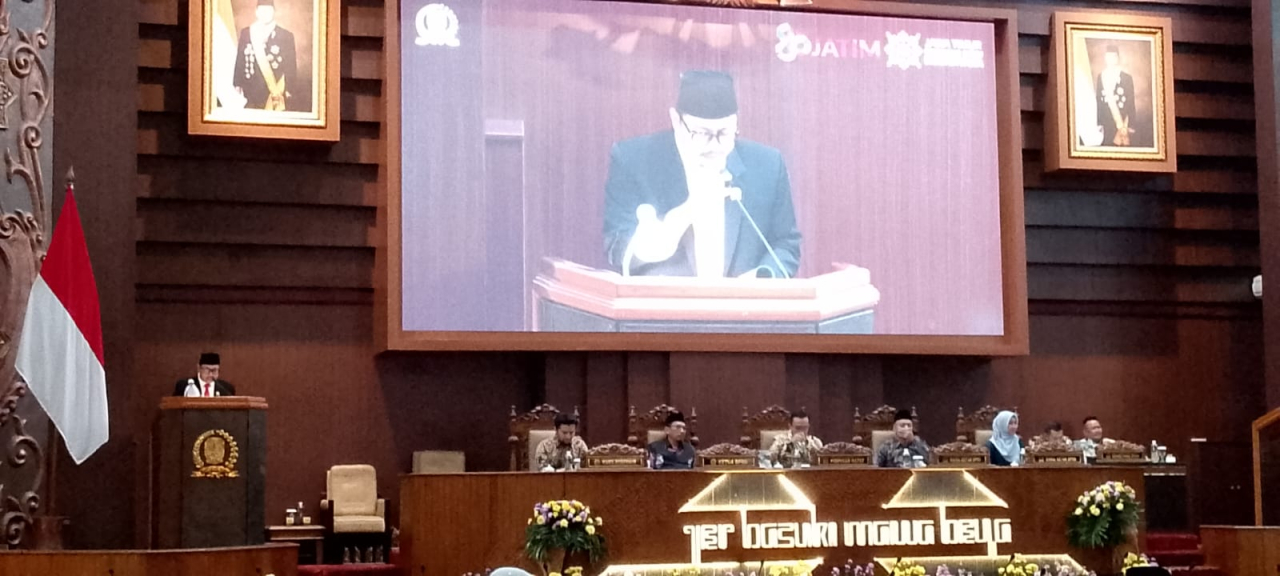 Juru bicara komisi C Muhammad Ashari saat sampaikan laporan dalam sidang paripurna Gedung DPRD Jawa Timur.
