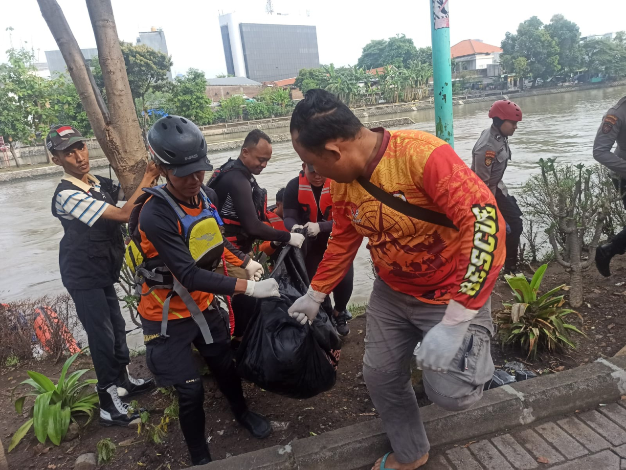 Terseret Arus, Pria 69 Tahun Ditemukan Tewas di Pintu Air Wonokromo