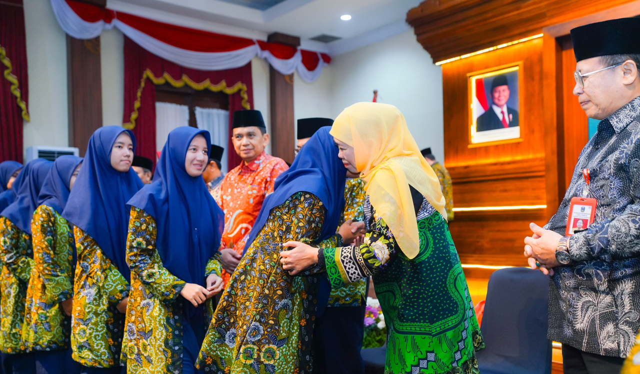 Gubernur Jawa Timur Khofifah Indar Parawansa secara resmi melepas Kafilah Jatim pada Seleksi Tilawatil Qur’an dan Hadis Tingkat Nasional (STQHN) XXVIII Tahun 2025 di Gedung Negara Grahadi Surabaya. (Foto: KIP for Kabarhit)