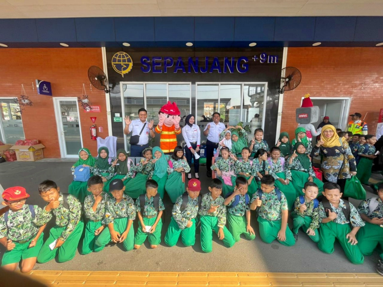 Rayakan HUT ke-17, KAI Commuter Torehkan Rekor MURI Lewat Edukasi Perkeretaapian