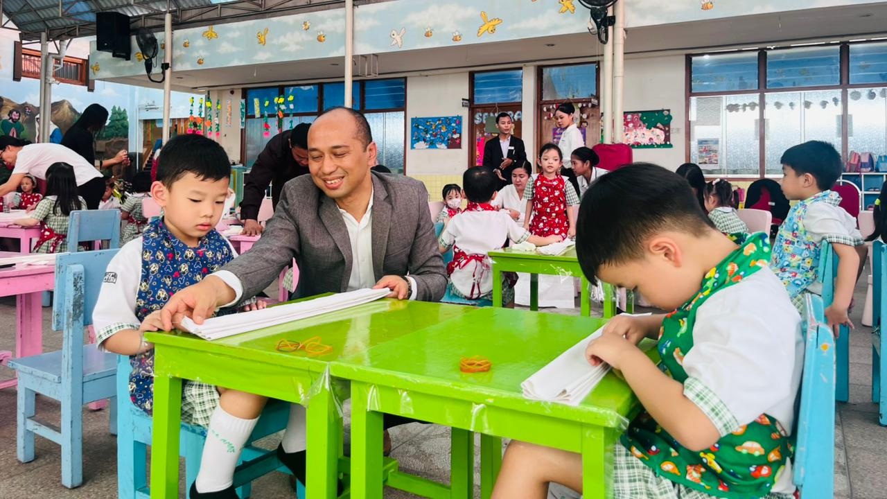 Sambut Hari Batik, Mercure Surabaya Ajak Anak TK Berkreasi dengan Batik Jumputan dari Linen Hotel