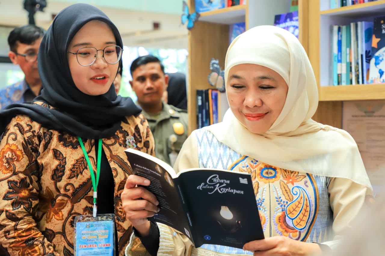 Luncurkan 1.580 Buku Pecahkan Rekor MURI, Gubernur Khofifah: Kado Istimewa HUT Ke-80 Sekaligus Wariskan Tradisi Literasi untuk Bangsa. (Foto: Humas Pemprov)