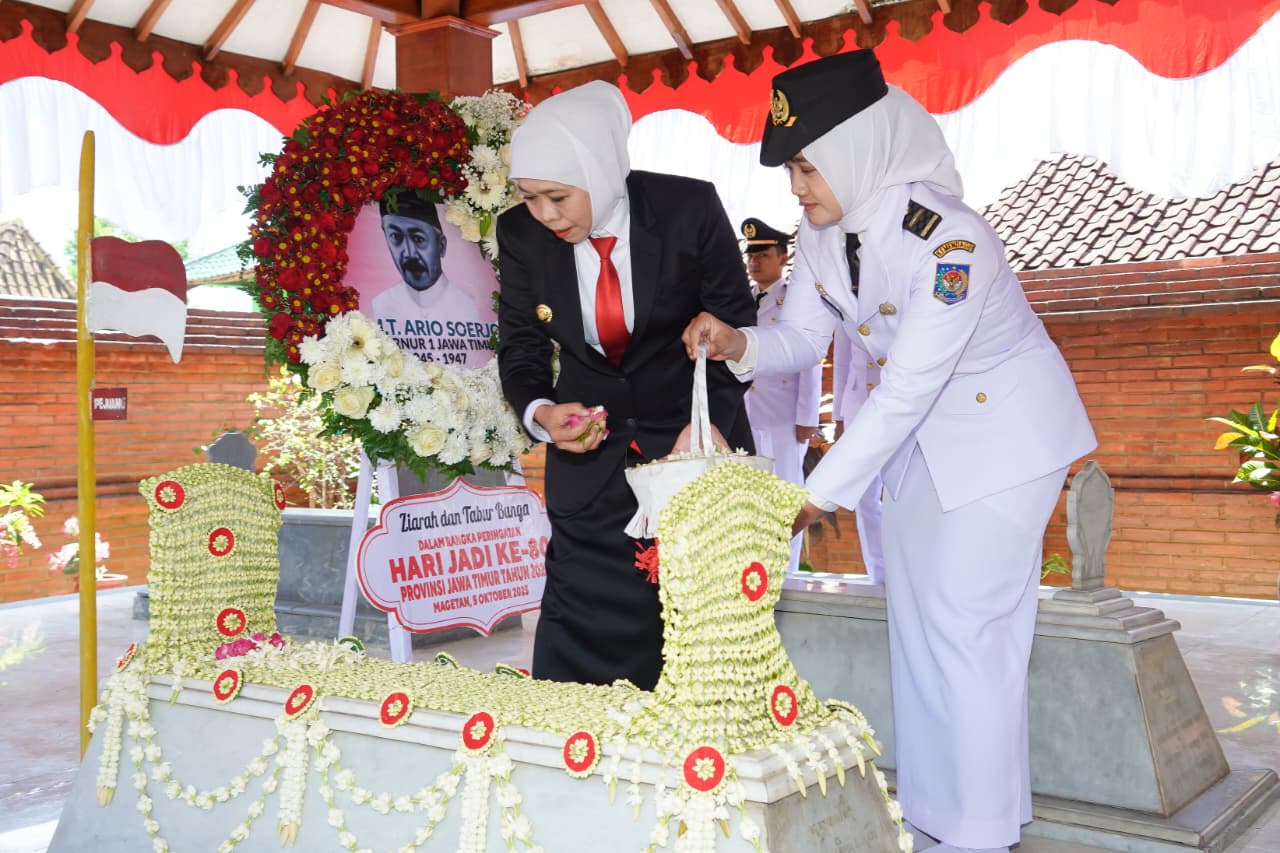 Gubernur Jatim Khofifah Indar Parawansa melakukan ziarah dan tabur bunga di makam Pahlawan Nasional sekaligus Gubernur Pertama Jawa Timur, Raden Mas Tumenggung Ario (RMTA) Soerjo, di Kelurahan Kepolorejo, Kecamatan Magetan, Kabupaten Magetan. (Foto: Humas