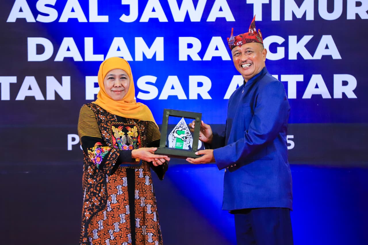 Gubernur Jawa Timur Khofifah Indar Parawansa menggelar Forum Silaturahim bersama masyarakat Sulteng asal Jatim dalam rangka penguatan pasar antar daerah yang digelar di Hotel Aston, Kota Palu, Prov. Sulawesi Tengah. (Foto : Adpim for Kabarhit)