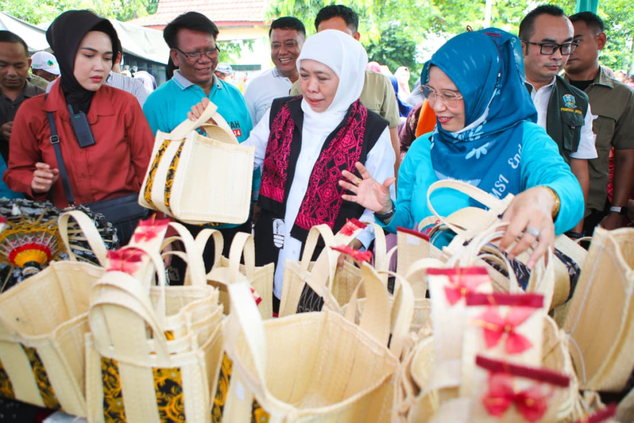Gubernur Khofifah Pastikan Stabilitas Harga Bahan Pokok Jelang Nataru Terjaga Lewat Pasar Murah