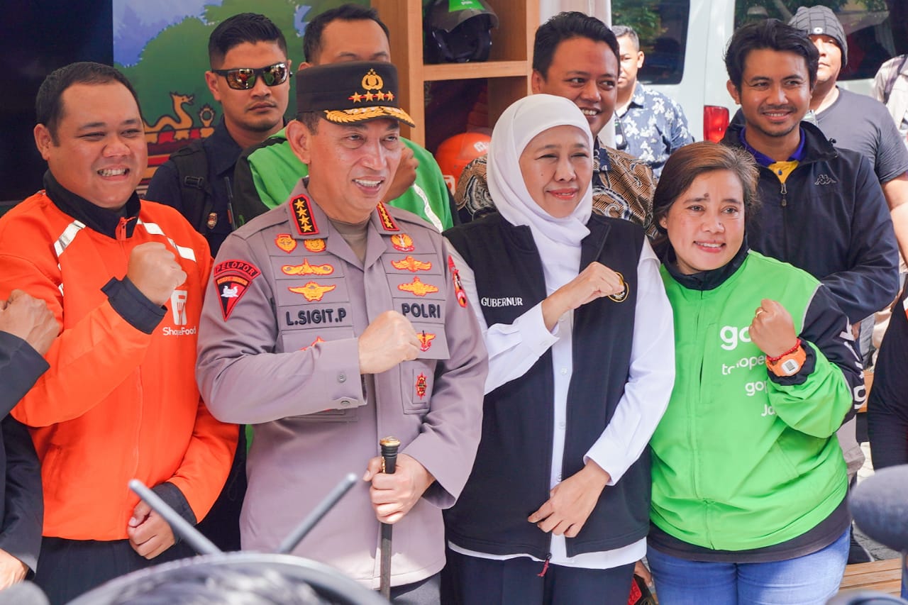 Kapolri Jenderal Polisi Listyo Sigit Prabowo (Kiri) bersama Gubernur Jawa Timur Khofifah Indar Parawansa di Stadion Gajayana Kota Malang. (Foto: Adpim for kabarhit)