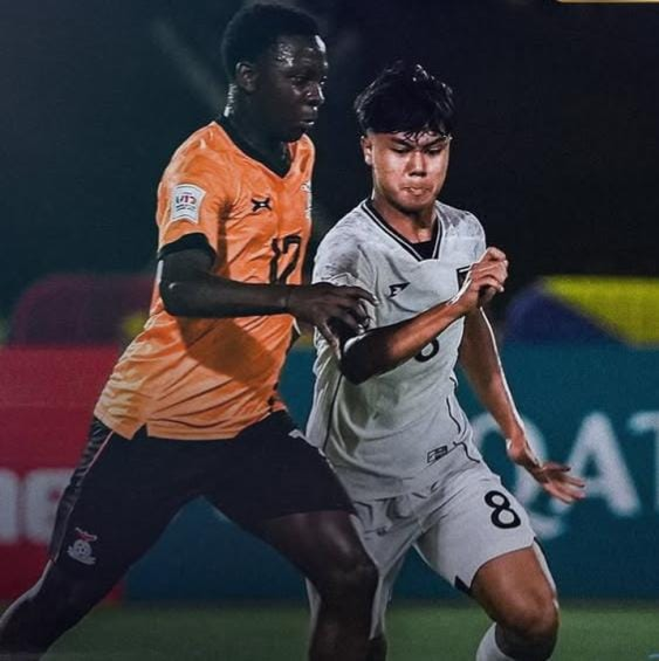 Pemain Zambia (kiri) berhadapan dengan pemain Timnas Indonesia (kanan) di lapangan Aspire zone, Qatar (Sumber Instagram: @timnasindonesia)