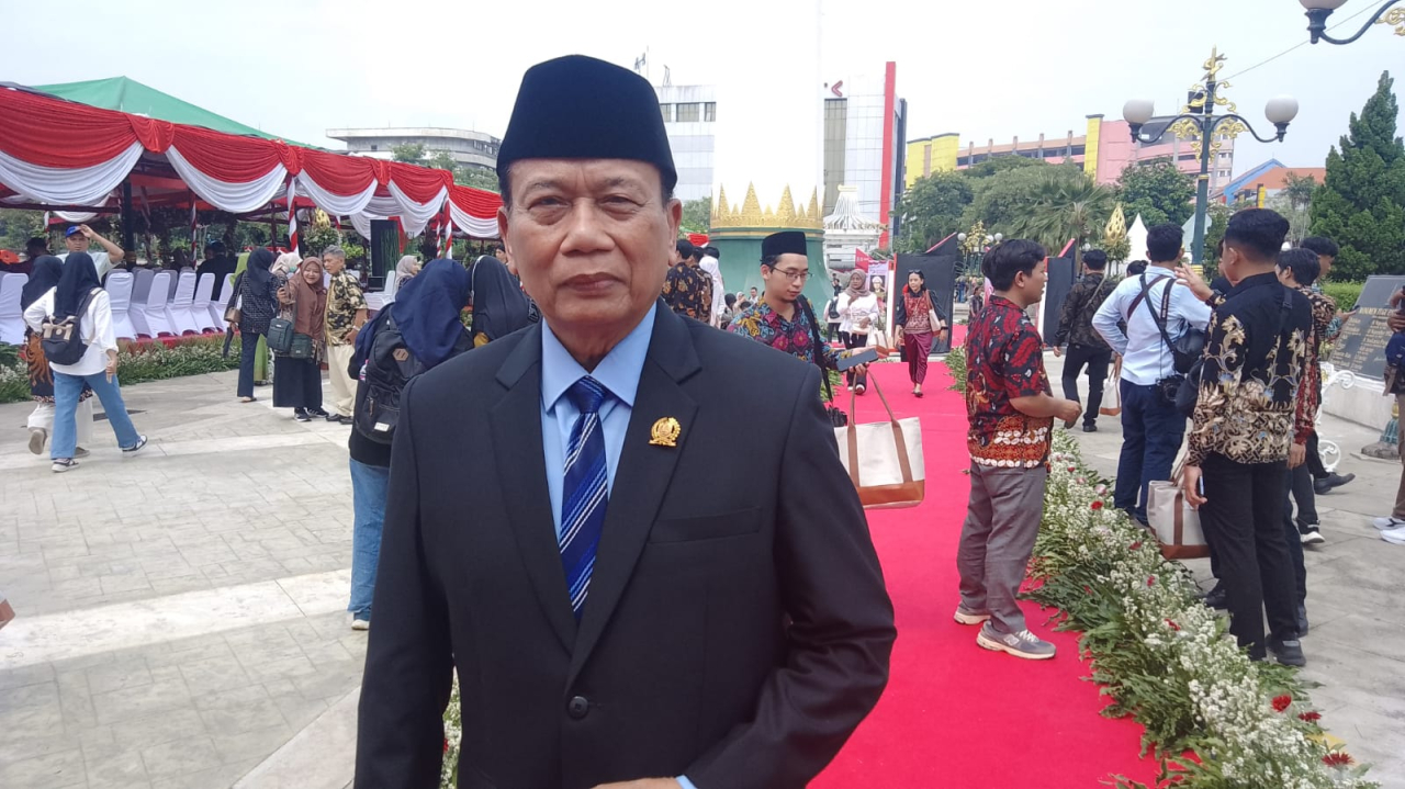 Anggota Komisi E DPRD Jawa Timur Rasiyo di Tugu Pahlawan Surabaya.