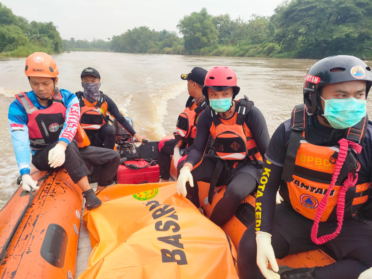 Tim SAR Berhasil Temukan Kakek Sihman di Sungai Brantas
