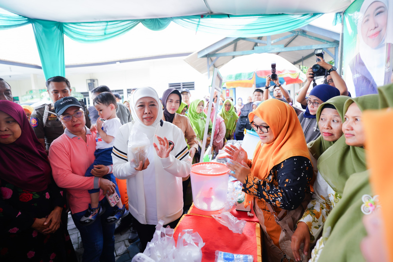 Sembako Murah Jadi Buruan Emak-emak Benowo pada Gelaran Pasar Murah Khofifah. (Foto: Adpim for kabarhit)