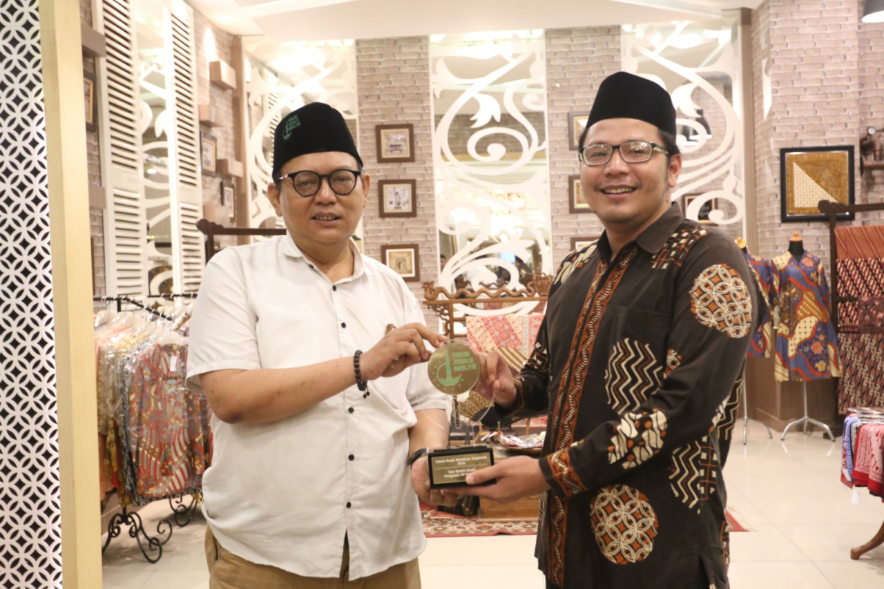 Forkom Jurnalis Nahdliyin menyerahkan penghargaan Tokoh Muda Nahdliyin Inspiratif 2025 kepada Gus Kholili Kholil, pengasuh PP Canga'an Bangil, Pasuruan. (Foto: FJN for kabarhit)