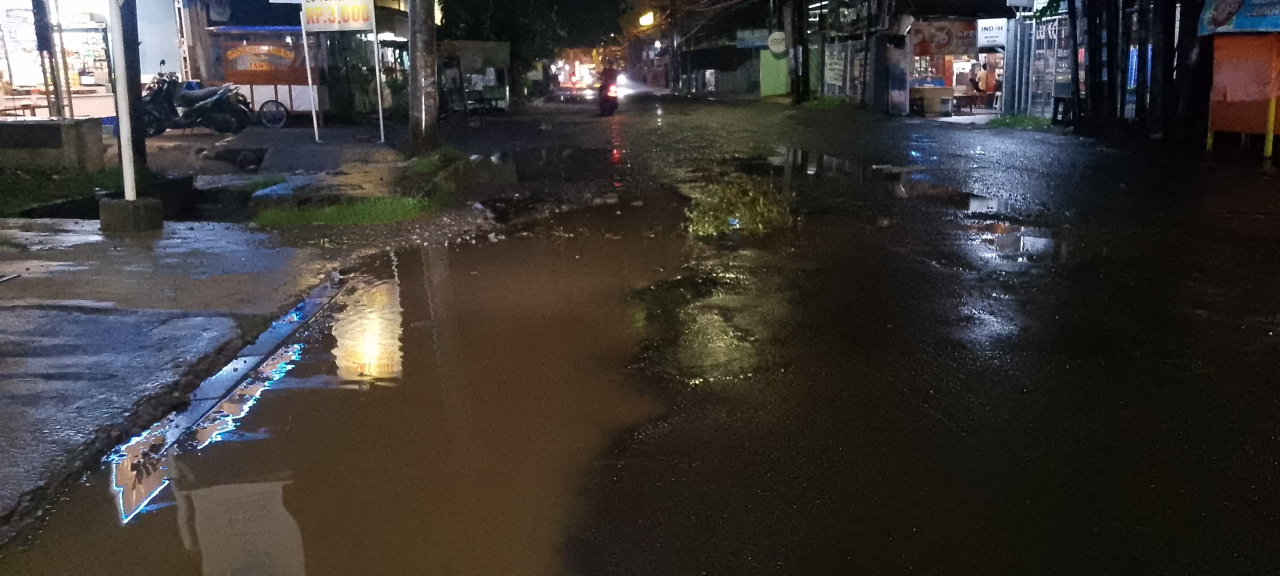 Genangan Air Bikin Lubang Jalan Tak Terlihat, Pengendara Hampir Jatuh di Sidoarjo