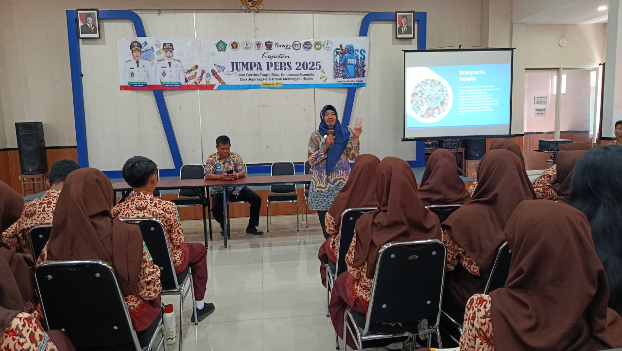 Diskominfo Sidoarjo menggandeng Aliansi Jurnalis Sidoarjo (AJS) untuk memberikan sosialisasi literasi digital dan pencegahan hoaks kepada ratusan pelajar SMKN 1 Buduran. (Foto: Istimewa)