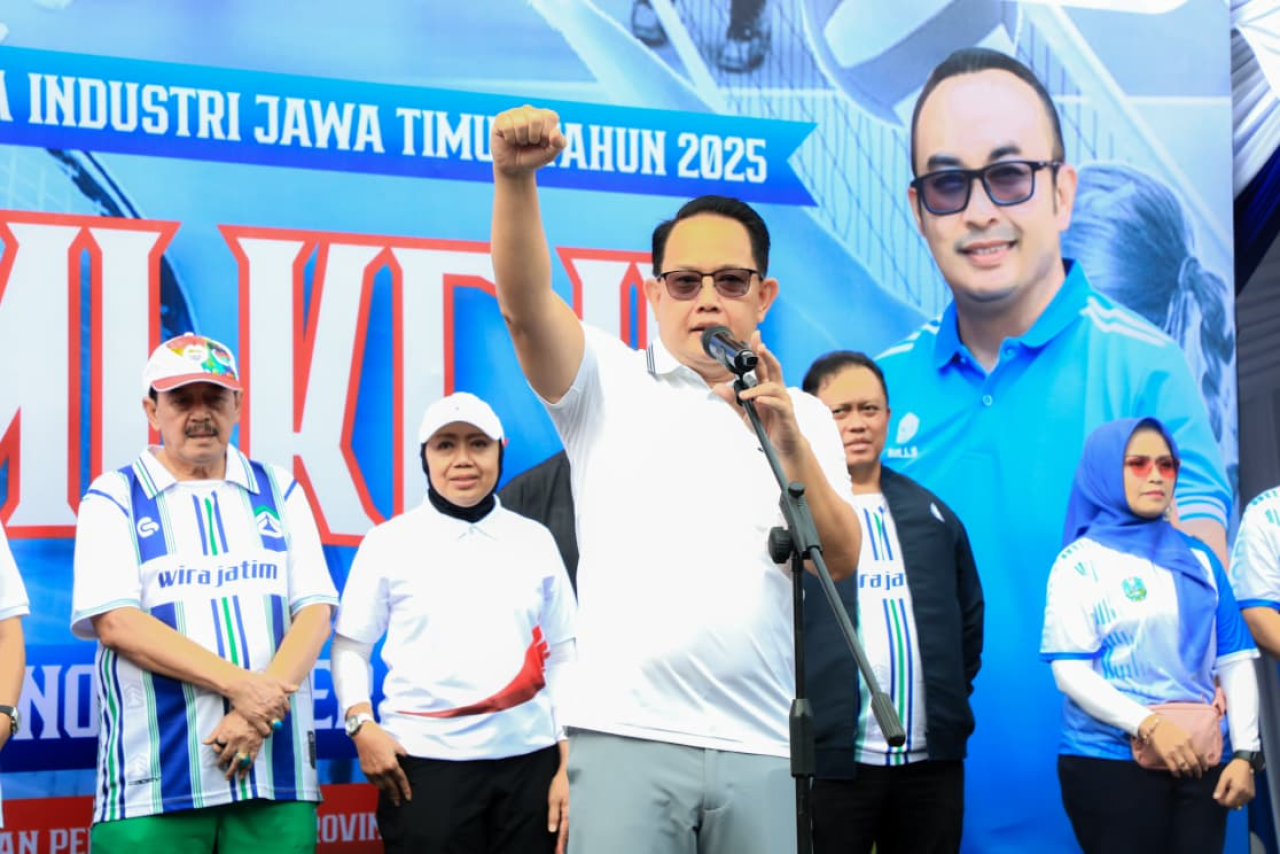 Sekretaris Daerah Provinsi (Sekdaprov) Adhy Karyono di halaman Kantor Dinas Perindustrian dan Perdagangan Provinsi Jawa Timur, Surabaya. (Foto: Adpim for kabarhit)