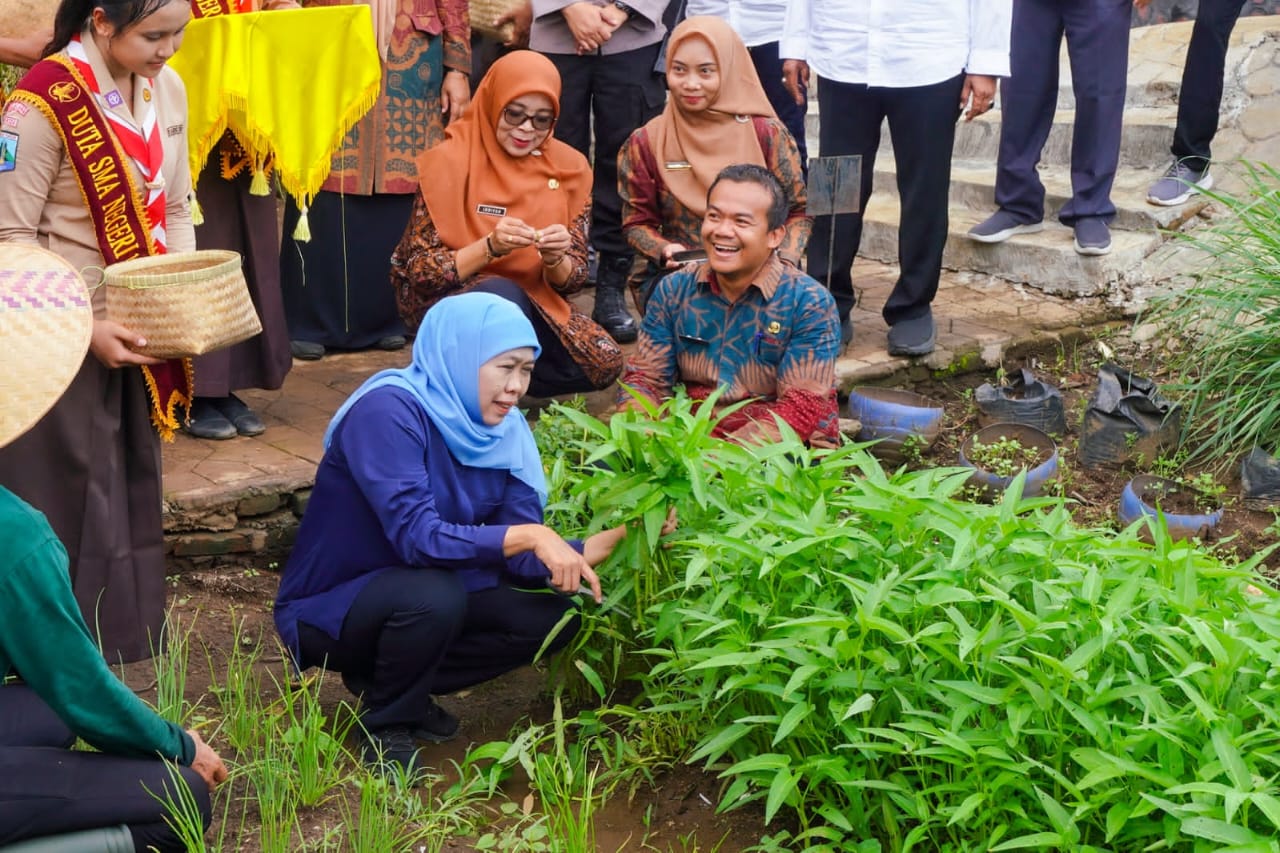 Gubernur Jawa Timur Khofifah Indar Parawansa meninjau langsung program Sekolah Inovatif Ketahanan Pangan (SIKAP) di SMAN 1 Dampit, Kabupaten Malang. (Foto: Adpim for kabarhit)