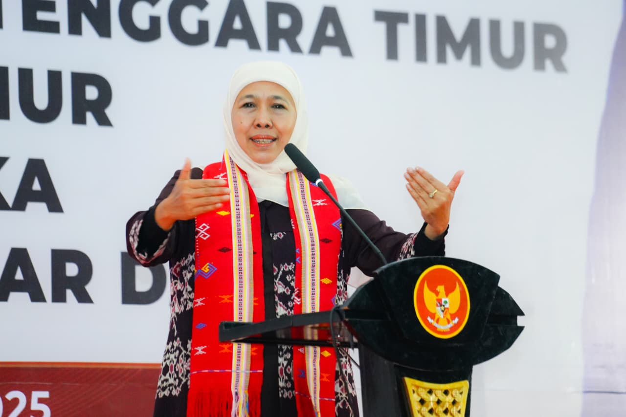 Gubernur Jawa Timur Khofifah Indar Parawansa dalam Forum Silaturahim dengan Masyarakat NTT Asal Jawa Timur yang digelar di Hotel Harper Kupang. (Foto: Adpim for kabarhit)