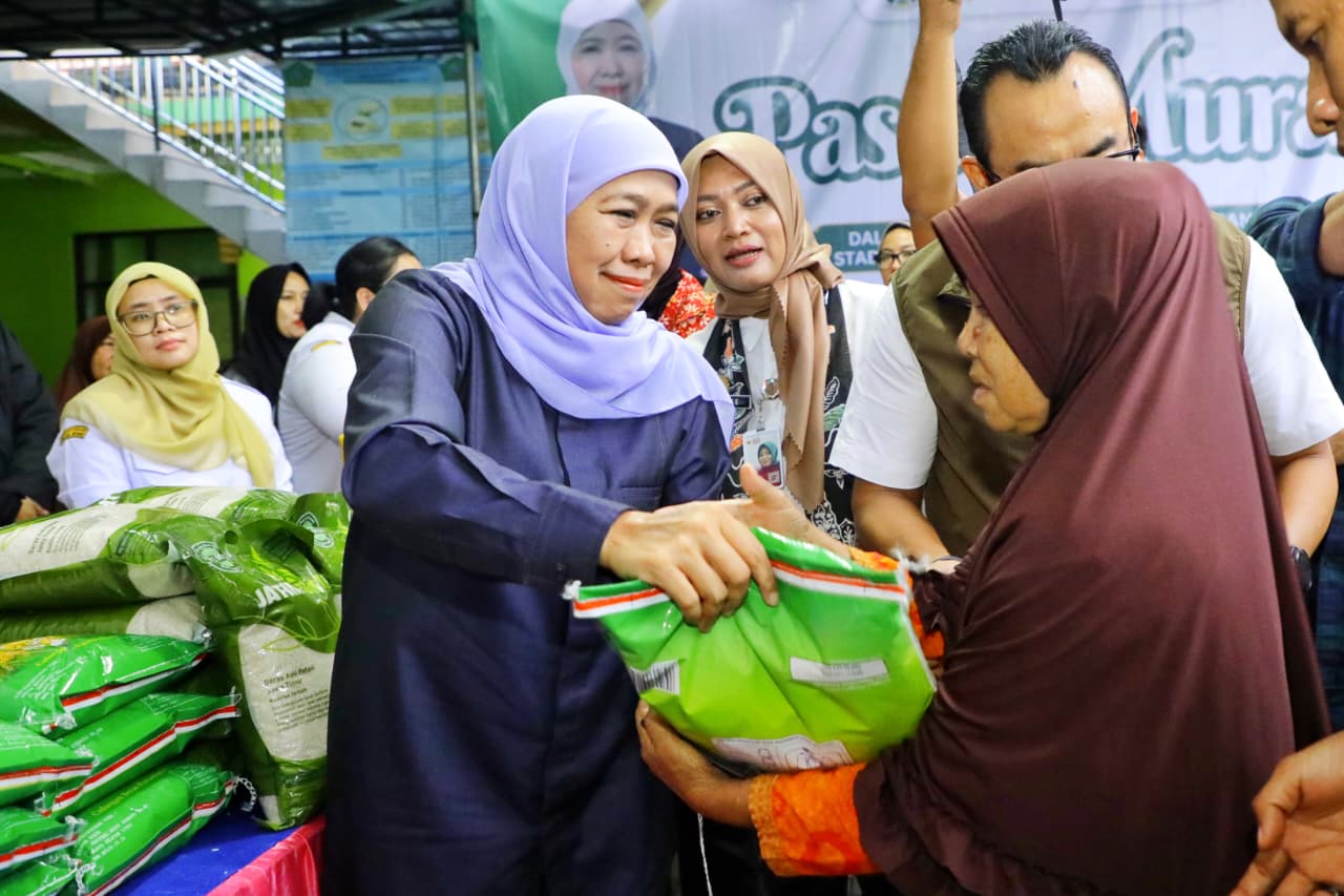 Diguyur Hujan, Pasar Murah ke-286 Tetap Ramai: Khofifah Tegaskan Stabilitas Harga Jelang Nataru