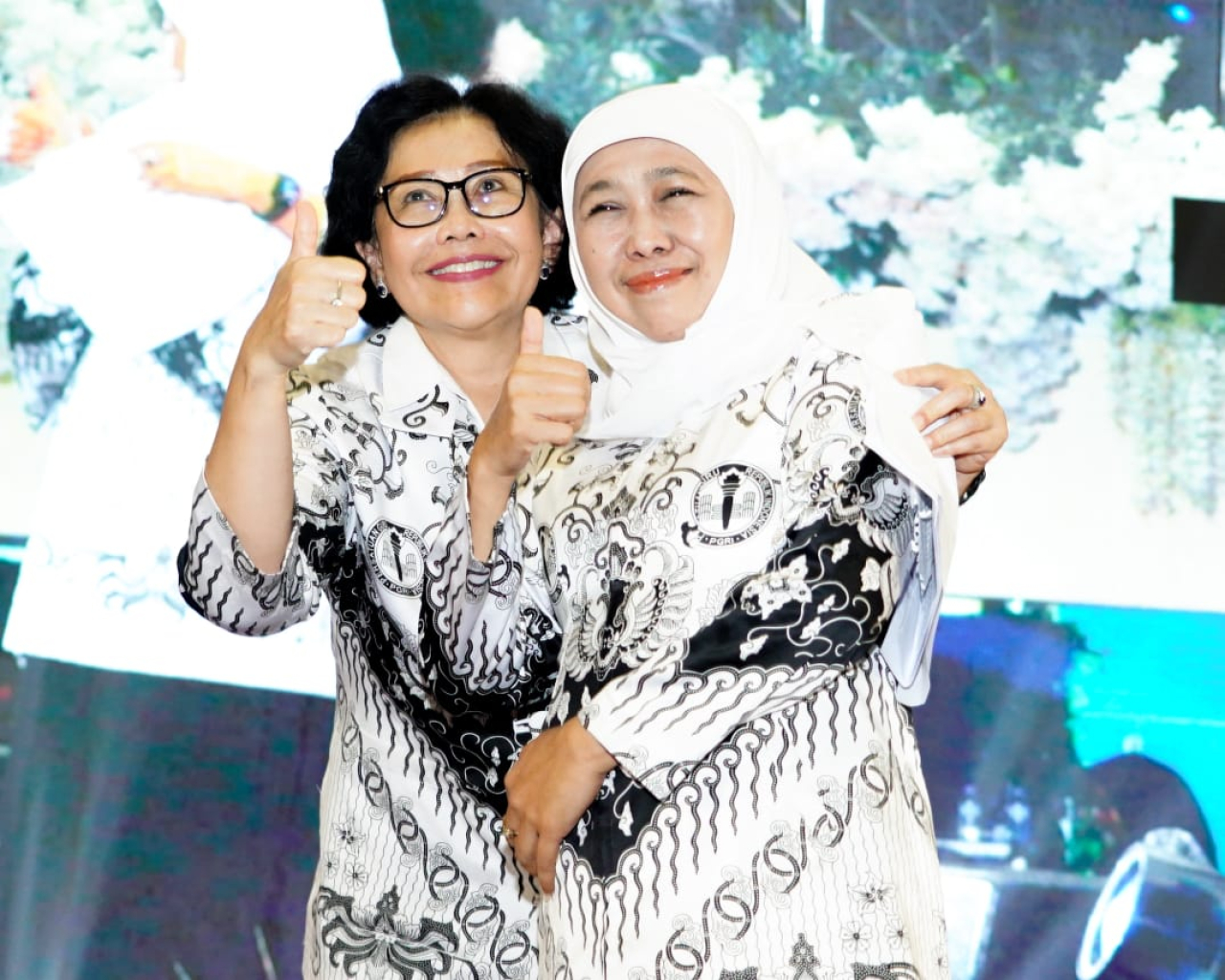 Gubernur Khofifah menghadiri dalam puncak peringatan Hari Ulang Tahun (HUT) ke-80 Persatuan Guru Republik Indonesia (PGRI) dan Hari Guru Nasional (HGN) 2025 tingkat provinsi di Unesa. (Foto: Adpim for kabarhit)