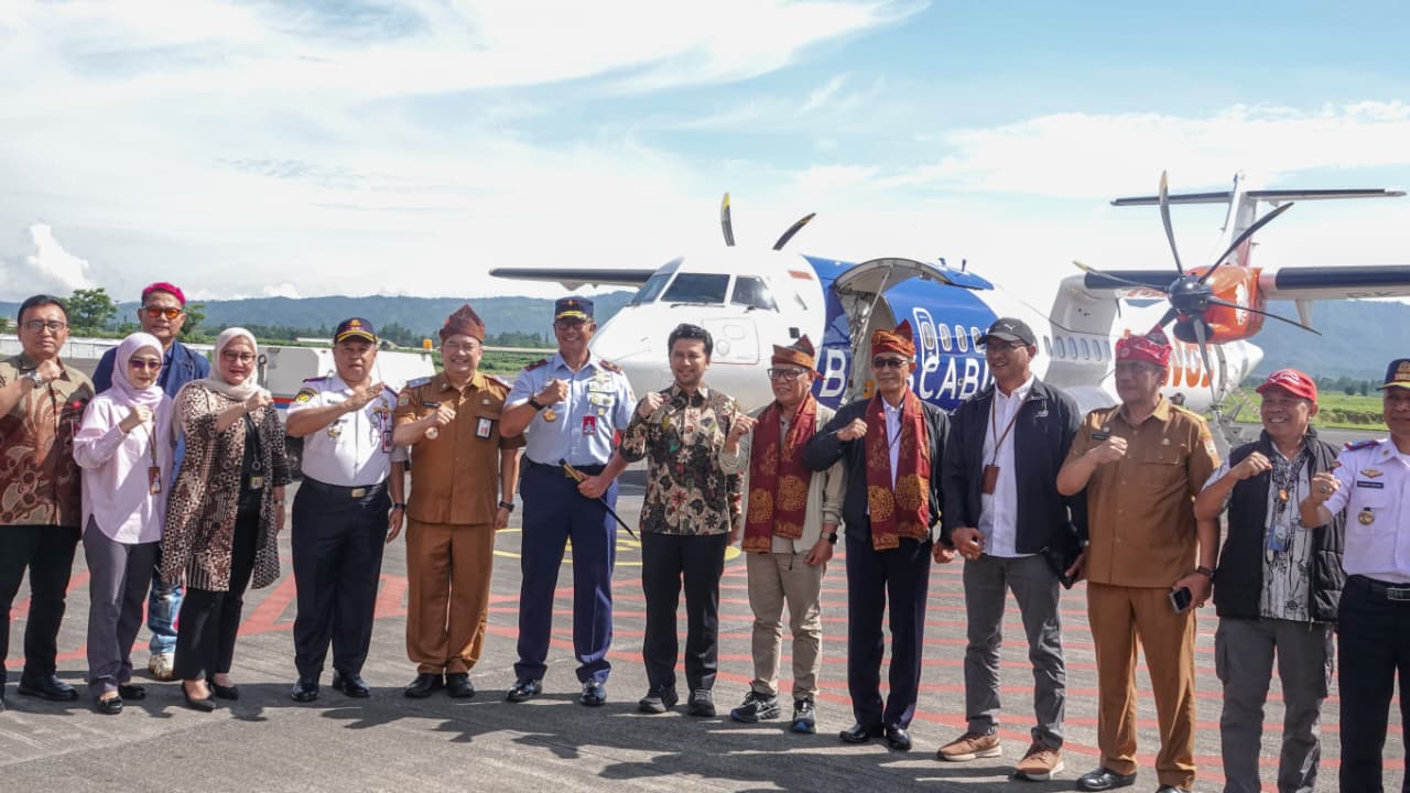 Wakil Gubernur Jawa Timur Emil Elestianto Dardak menghadiri sekaligus menyampaikan apresiasi atas mendaratnya penerbangan perdana Wings Air rute Lombok–Malang di Bandara Abdulrachman Saleh, Malang. (Foto: Adpim For Kabarhit)