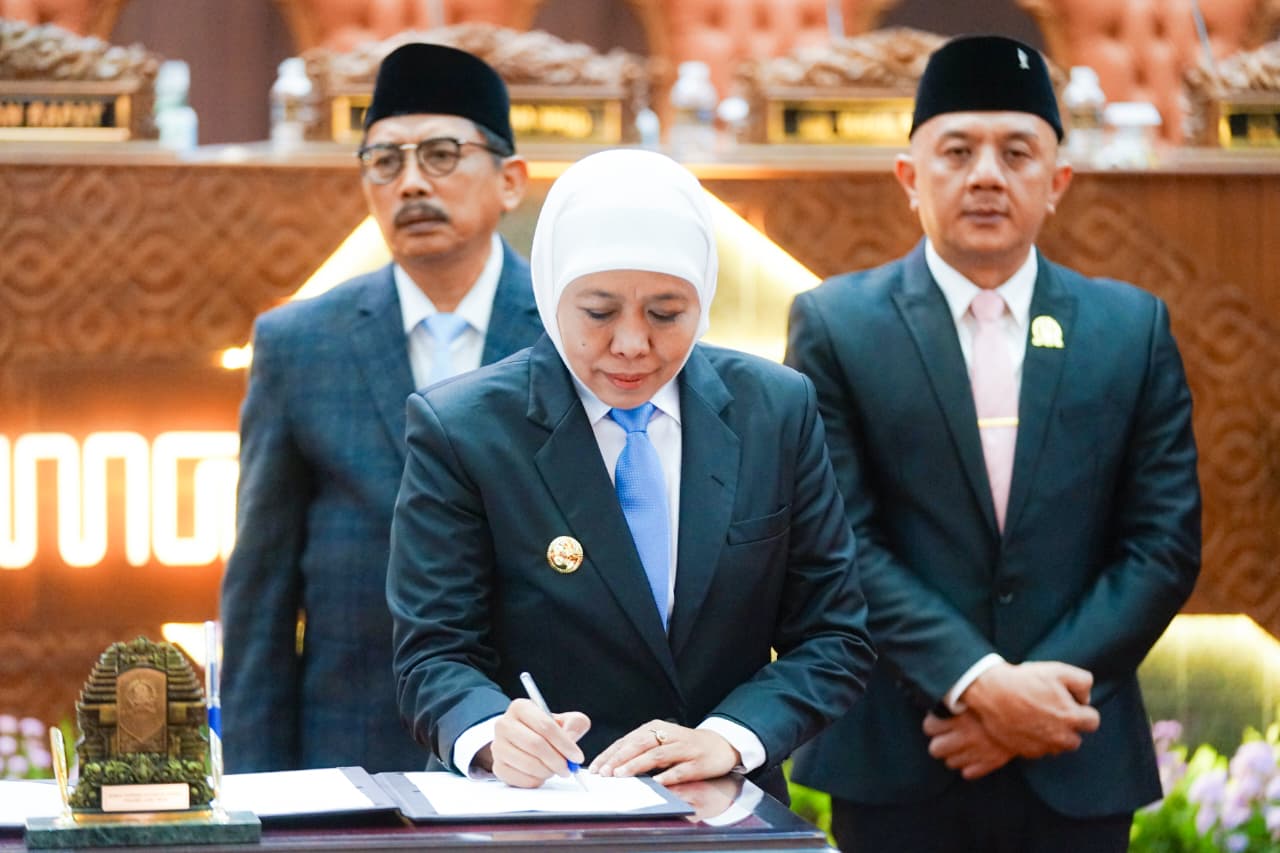 Enam Perda Disepakati, Gubernur Khofifah & Pimpinan DPRD Jatim Perkuat Tata Kelola BUMD