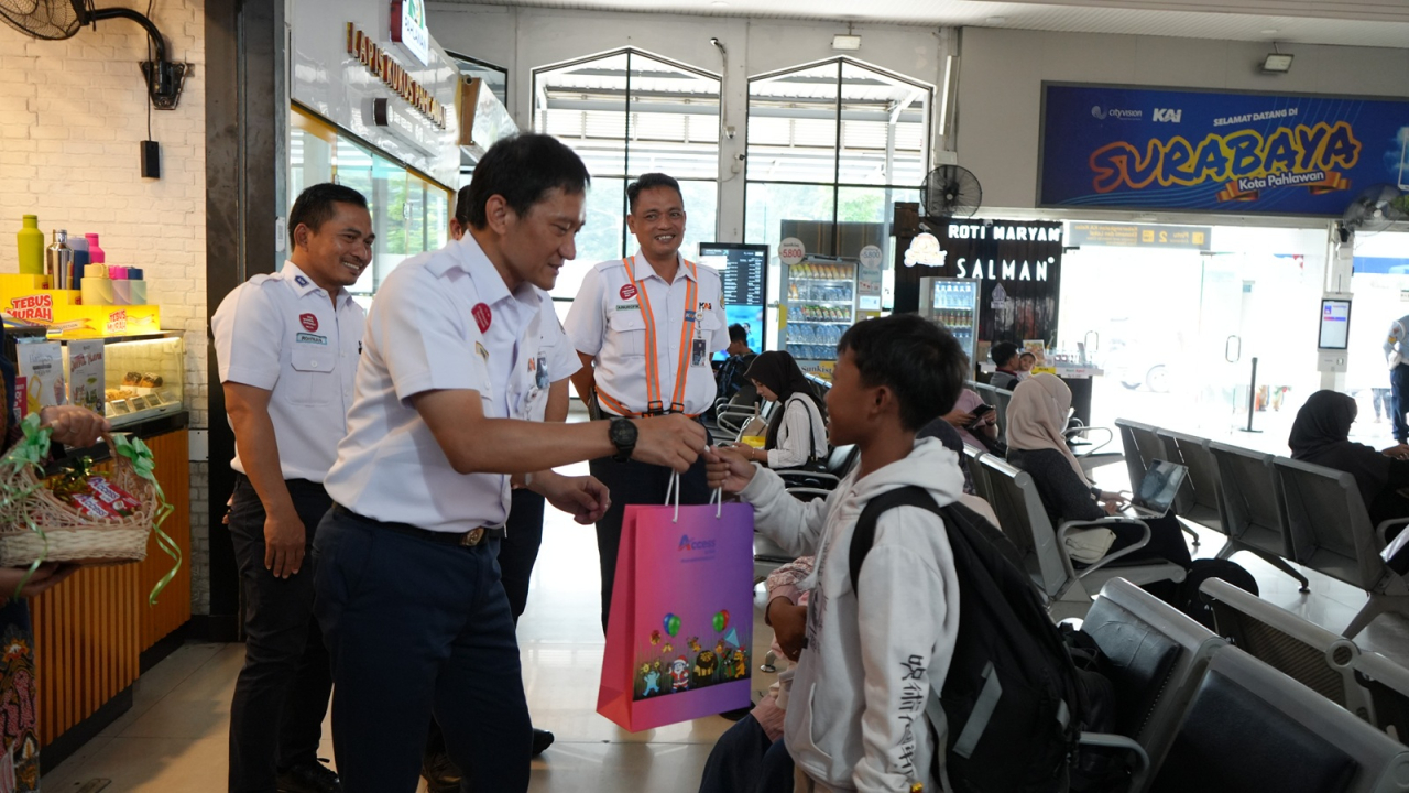 Dirut KAI melakukan peninjauan langsung ke Stasiun Surabaya Pasarturi dan Stasiun Surabaya Gubeng, Selasa (30/12).