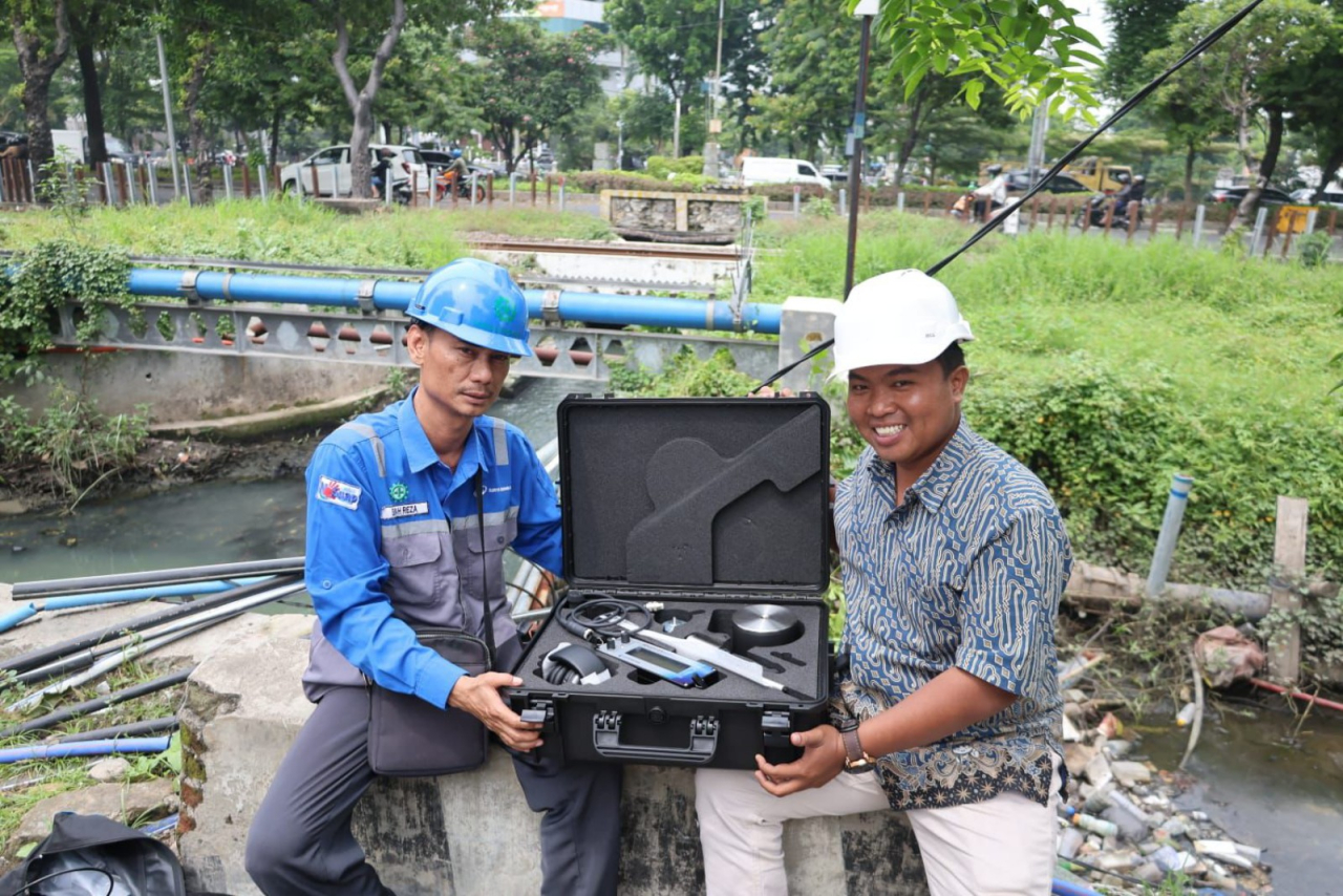 Perwakilan Gutermann Asia Pacific, Joey Chan, dari Malaysia dan tim mendampingi uji coba alat.