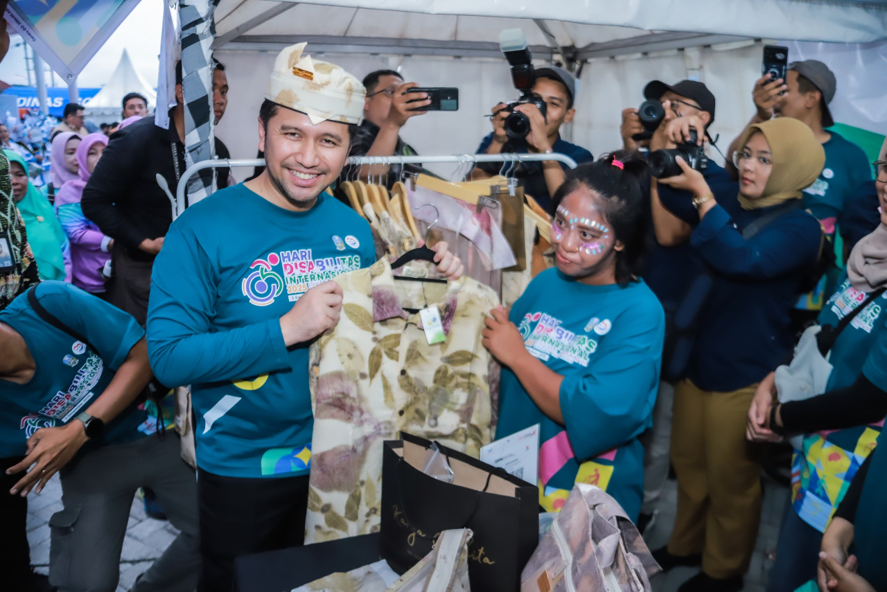Wagub Emil saat mengunjungi salah satu stand bazar gelaran puncak hari Disabilitas Internasional di UPT Perlindungan dan Rehabilitasi Sosial Bina Laras (RSBL) Pasuruan. (Foto: Adpim for kabarhit)