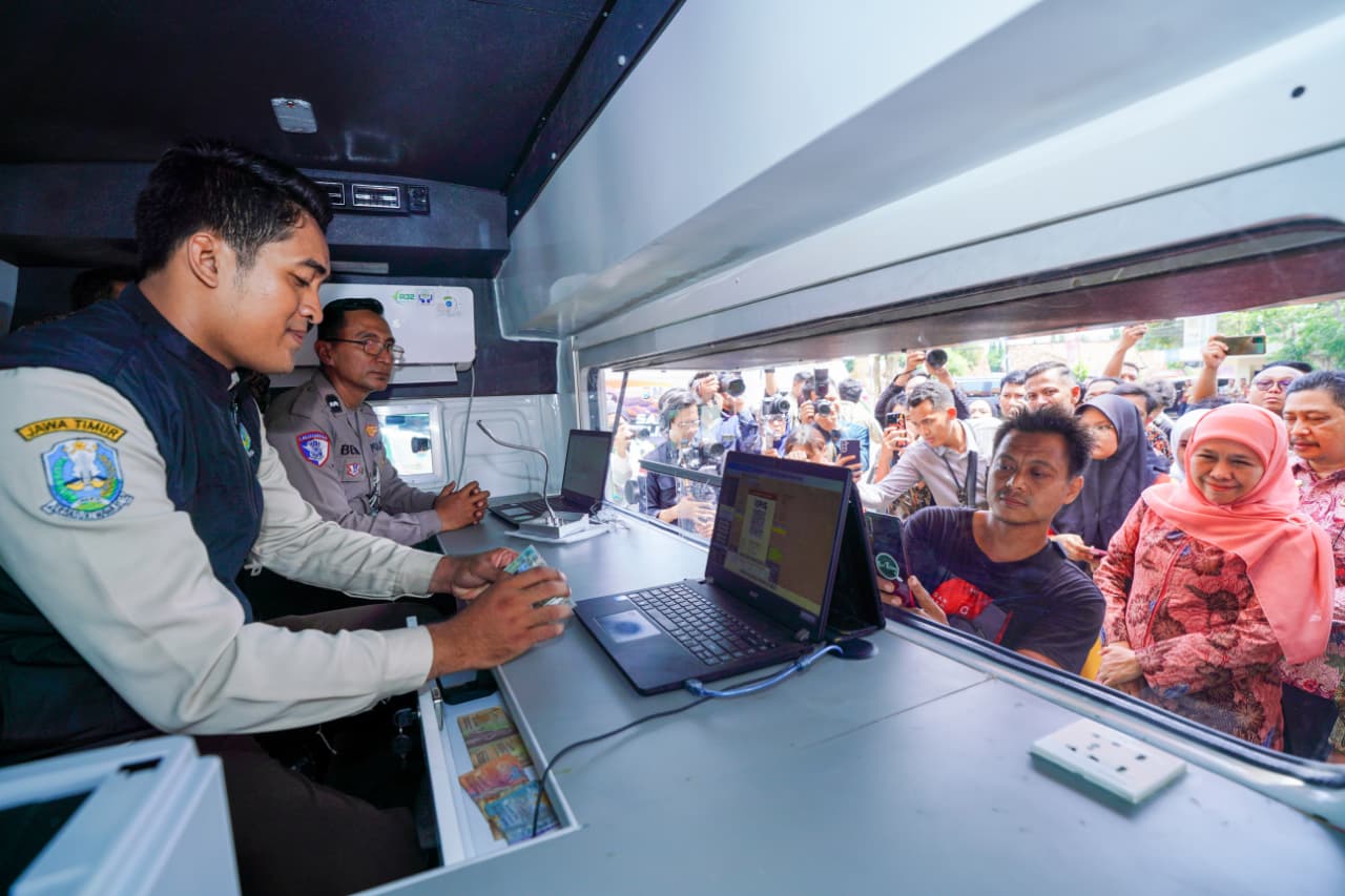 Gubernur Jawa Timur Khofifah Indar Parawansa meresmikan Gedung Kantor Bersama Samsat Bangkalan. (Foto: Adpim for kabarhit)