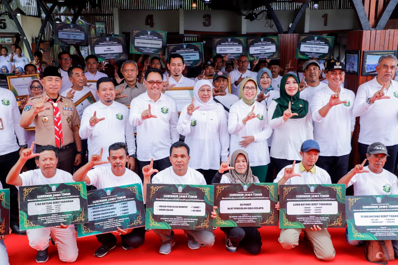 Gubernur Jawa Timur Khofifah Indar Parawansa menghadiri Puncak Peringatan Hari Menanam Pohon Indonesia Tahun 2025 di Bumi Perkemahan Glagah Arum, Desa Kandangtepus, Kec. Senduro, Kab. Lumajang. (Foto: Adpim for kabarhit)