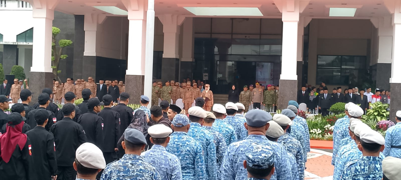 Suasana upacara peringatan hari bela negara ke-77 dipimpin langsung oleh Gubernur Khofifah di Halaman Sekdaprov Jatim. (Foto: Ipul/istimewa)