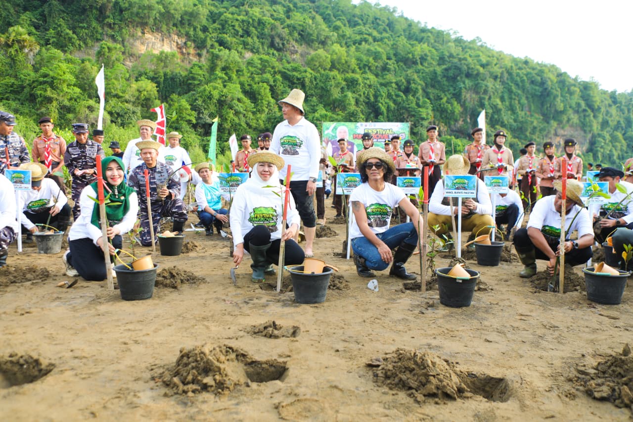 Anggota DPD RI Lia Istifhama (Kiri) bersama Gubernur Jatim Khofifah Indar Parawansa (Tengah) dengan musisi Kaka Slank (Kanan) saat menghadiri Festival Mangrove Jatim ke-9 di Pendopo Kab. Pacitan. (Foto: Adpim For Kabarhit)