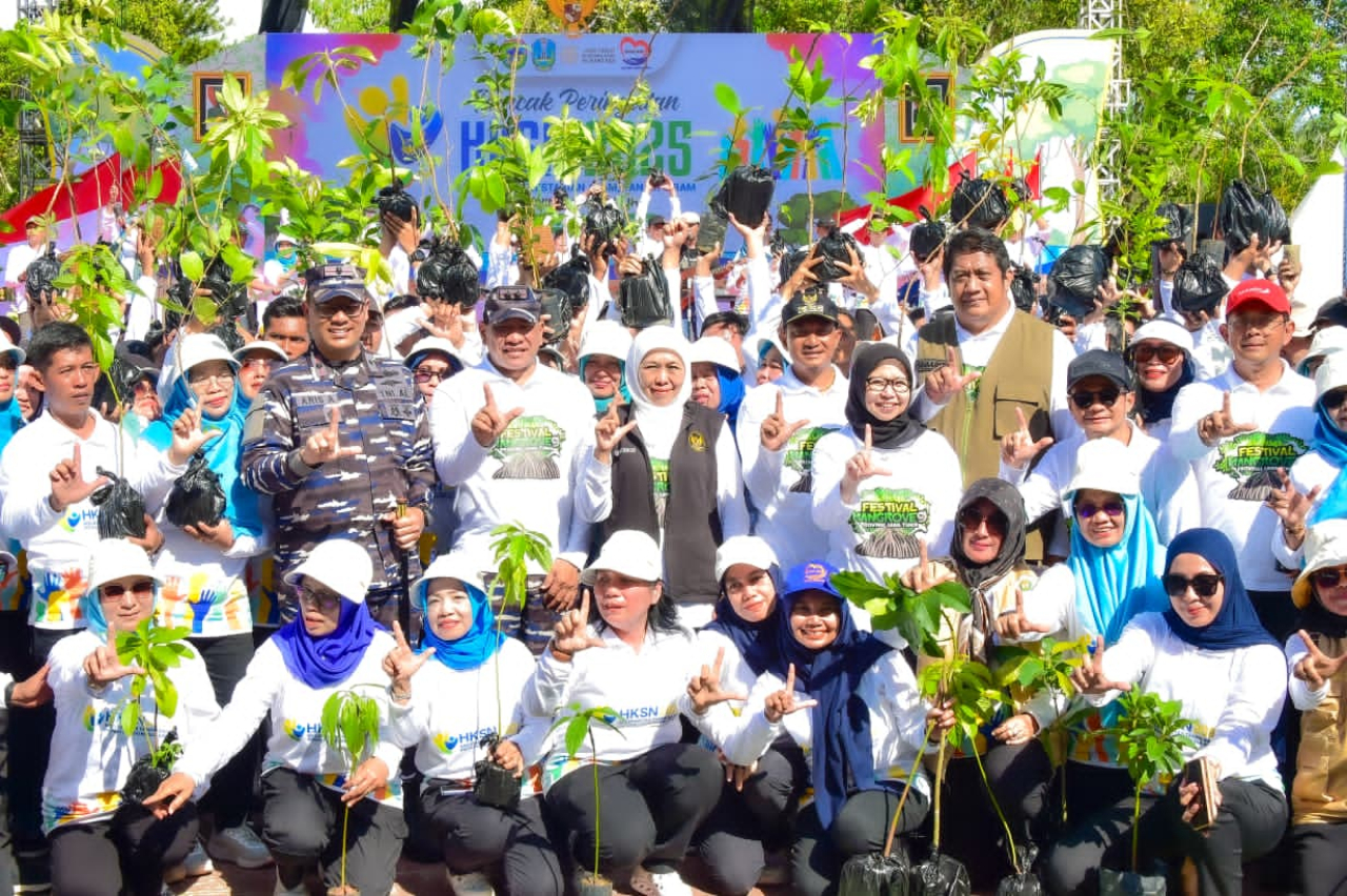 Peringati HKSN 2025, Gubernur Khofifah Padukan Solidaritas Sosial dan Pelestarian Lingkungan