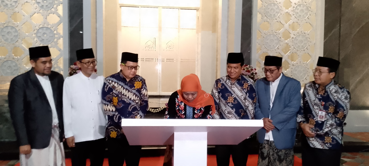 Gubernur Jawa Timur Khofifah Indar Parawansa meresmikan Masjid Nurul Hayat sekaligus menyerahkan penghargaan bidang lingkungan hidup dan keagamaan di Kantor Dinas Lingkungan Hidup (DLH) Jawa Timur, Surabaya.