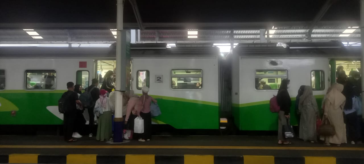 KAI Commuter Optimistis Layani Lonjakan Penumpang Nataru 2025–2026 di Wilayah 8 Surabaya