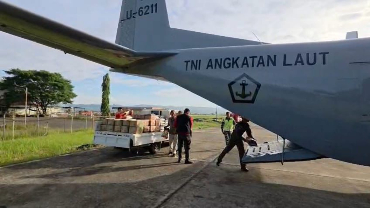 Paksakan Landing di Bandara Blangkejeren, Pesud TNl AL Casa U-6211, Bawa Bantuan Untuk Masyarakat Gayo Lues