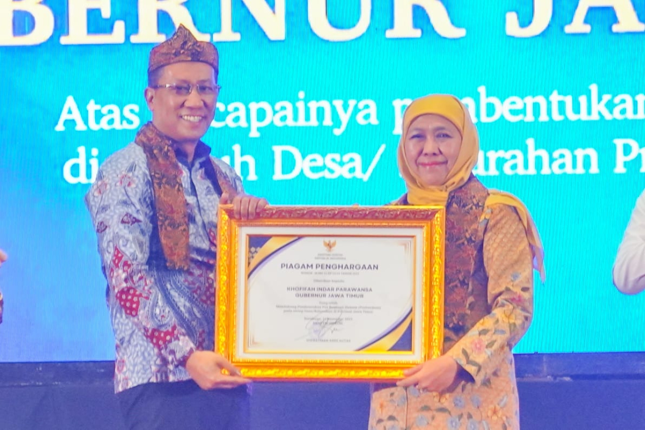 Menkum RI Supratman memberikan penghargaan kepada Gubernur Khofifah dalam acara Peresmian Pos Bantuan Hukum (Posbankum) Desa/Kelurahan serta Pembukaan Pelatihan Peacemaker dan Paralegal se-Jawa Timur di Graha Unesa Surabaya. (Foto: Adpim for Kabarhit)
