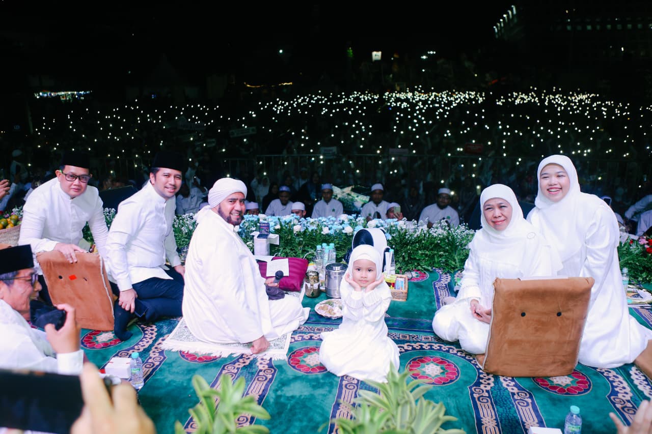 Gubernur  Khofifah dan Wakil Gubernur Emil Dardak mengikuti gelaran Dzikir, Doa dan Shalawat Akhir Tahun 2025 bersama Habib Syech bersama ribuan masyarakat di halaman Masjid Raya Islamic Center. (Foto: Adpim For Kabarhit)