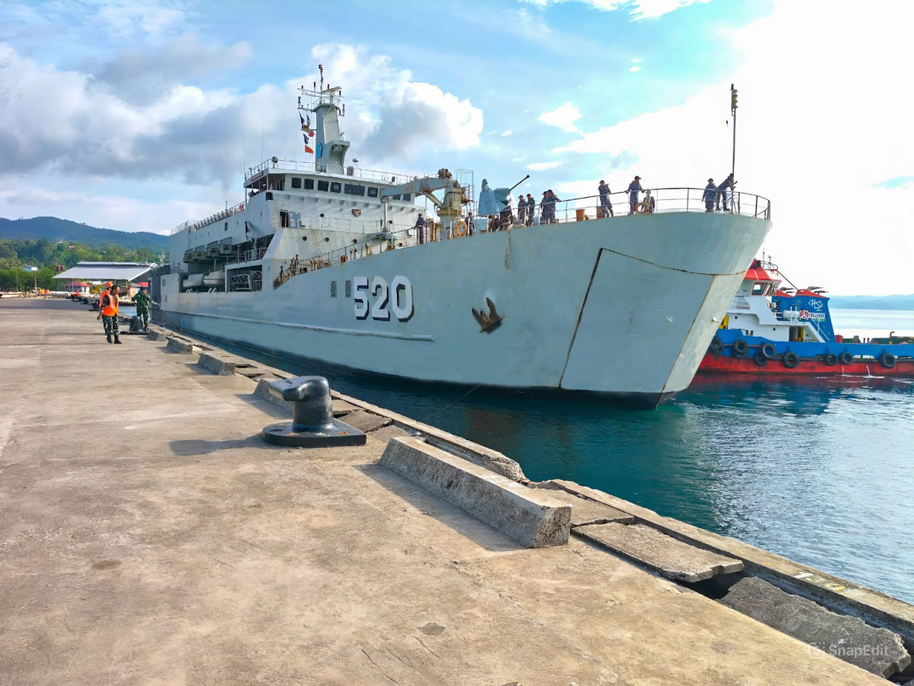 Dukung Satgas Pamtas RI-PNG, KRI Teluk Bintuni-520 Sandar Bekal Ulang di Dermaga Tawiri Kodaeral lX