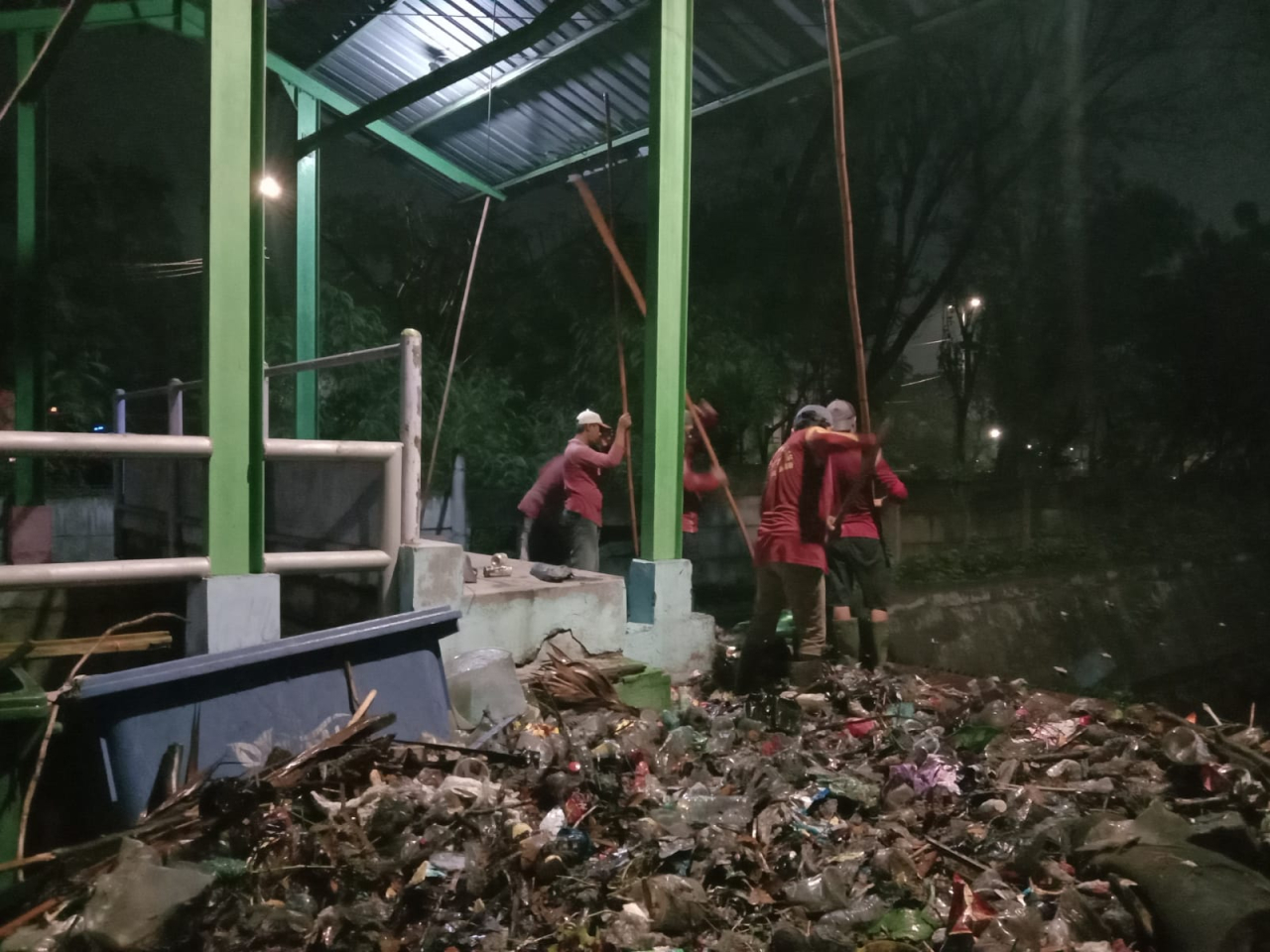 Antisipasi Banjir, Babinsa Koramil Krembangan Laksanakan Pengecekan Rumah Pompa.