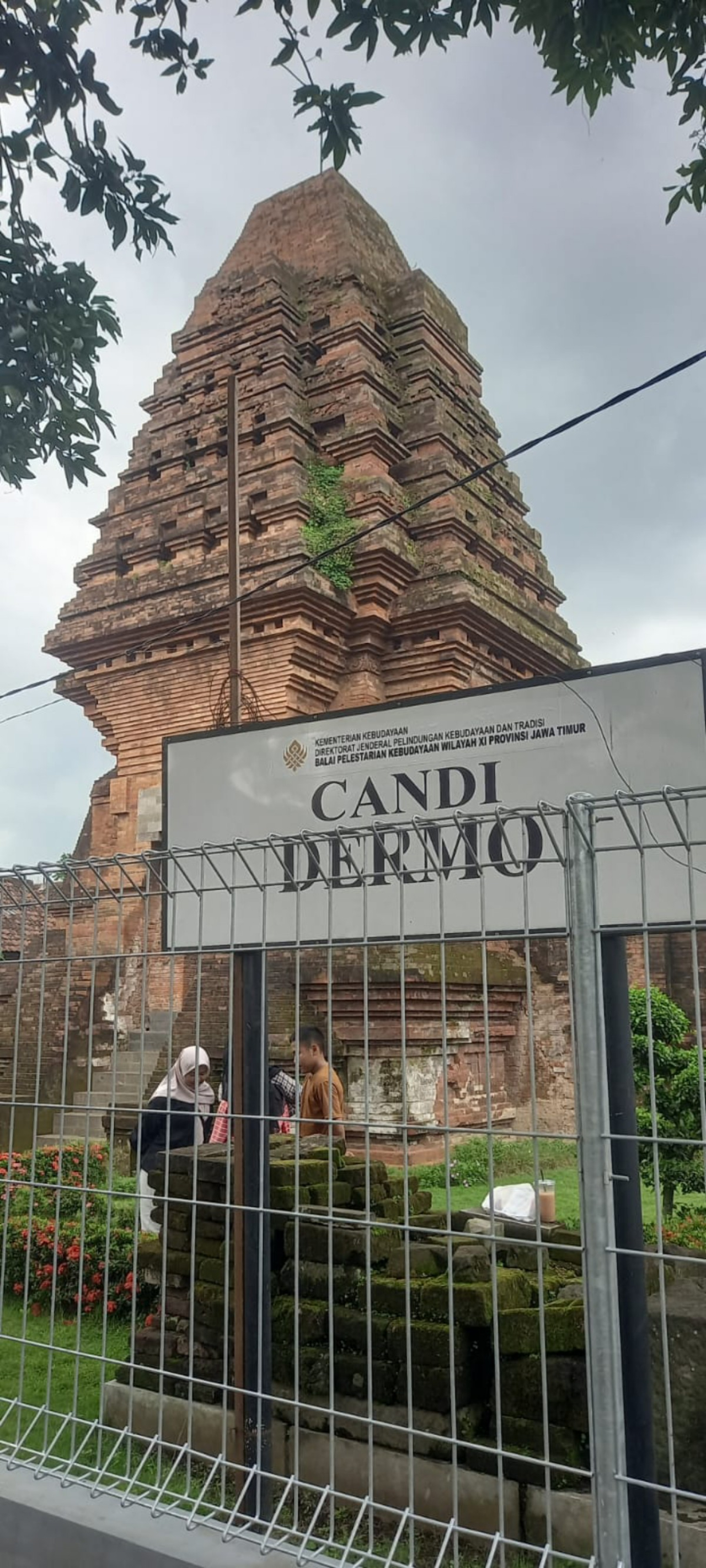 Temukan sejarah Candi Dermo Sidoarjo, situs purbakala Hindu-Buddha yang berada di Dusun Santren, Desa Candinegoro. Pelajari gapura kuno, relief, dan pemugarannya.