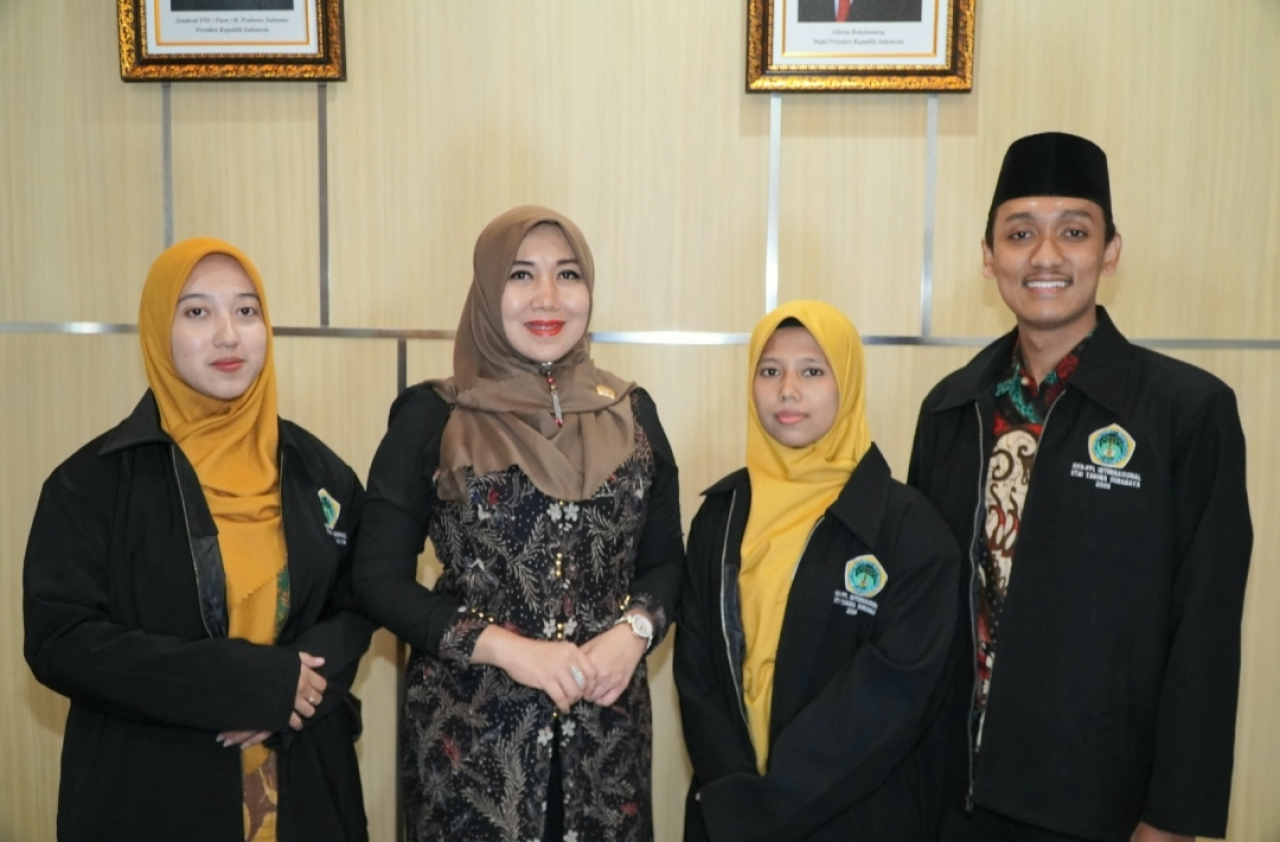 Anggota DPD RI asal Jawa Timur Lia Istifhama saat menerima tiga mahasiswa STAI Taruna Surabaya di Kantor DPD RI Jawa Timur di Surabaya.(Foto : Istimewa).