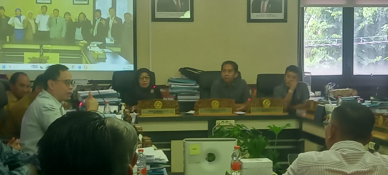 Warga Kelurahan Keputih, Kecamatan Sukolilo, Surabaya, mengadukan pembangunan jembatan milik pengembang perumahan baru ke DPRD Kota Surabaya.