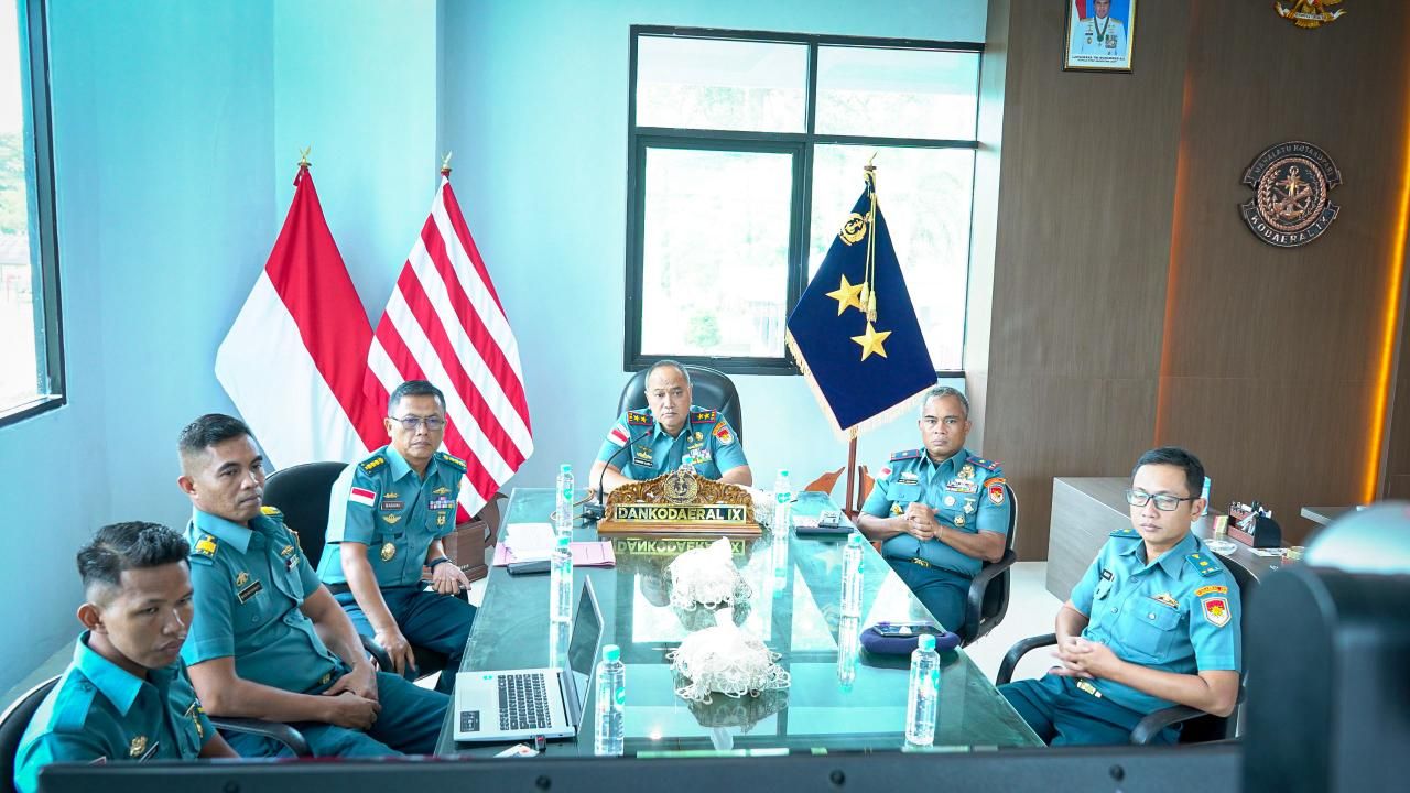 Komandan Komando Daerah Angkatan Laut lX (Dankodaeral lX), Laksda TNl Hanarko Djodi Pamungkas bersama Tim Zona Integritas Kodaeral lX mengikuti Pengarahan Wakil Kepala Staf Angkatan Laut (Wakasal), Laksdya TNl TNI Erwin S. Aldedharma selaku Ketua Tim Pela