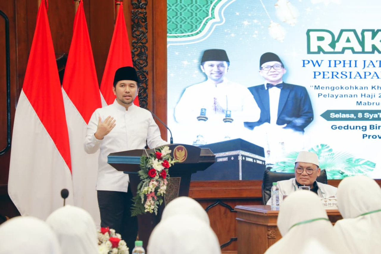 Wagub Emil memberikan pengarahan dalam Rakerwil PW IPHI Jatim 2026 di Ruang Bhinaloka Adikara Kantor Gubernur. (Foto: Adpim For Kabarhit)