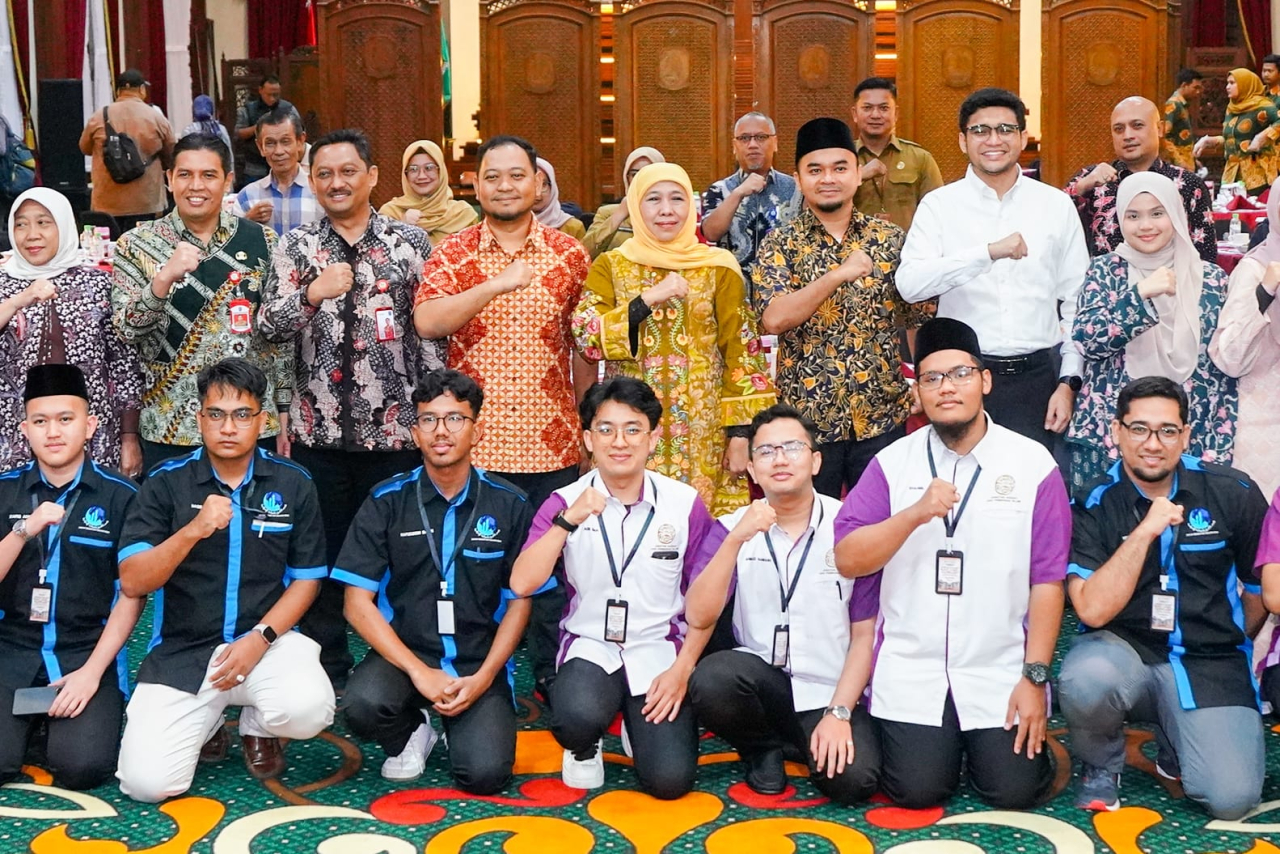Gubernur Khofifah menerima kunjungan kehormatan Universiti Malaya, Kuala Lumpur, Malaysia, dalam rangka Lawatan Kunjung Hormat Universiti Malaya Program Outbound Malang Intellectual Journey di Gedung Negara Grahadi, Surabaya. (Foto: Adpim For Kabarhit)