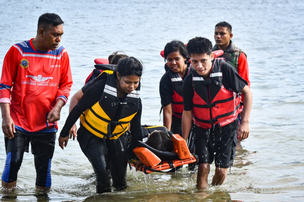 Kodaeral IX Beri Pelatihan Evakuasi Medis Laut bagi 52 Mahasiswa STIKes Pasapua Ambon
