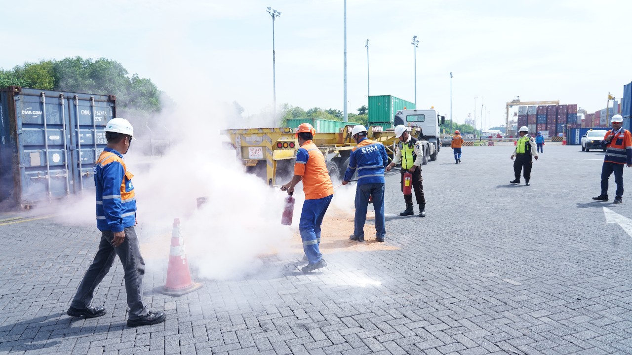 Perkuat Standar K3, PT Terminal Petikemas Surabaya Lakukan Drill Penanganan Barang Berbahaya